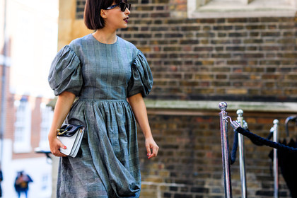 atmosphere details, black and white bag, checked dress, clara cornet, detail, fashion week, frenchystyle, FW, graphic dress, grey dress, horizontal, jonathan paciullo, jw anderson, leather bag, LFW, LONDON, SPRING SUMMER 2018, SS 18, street style