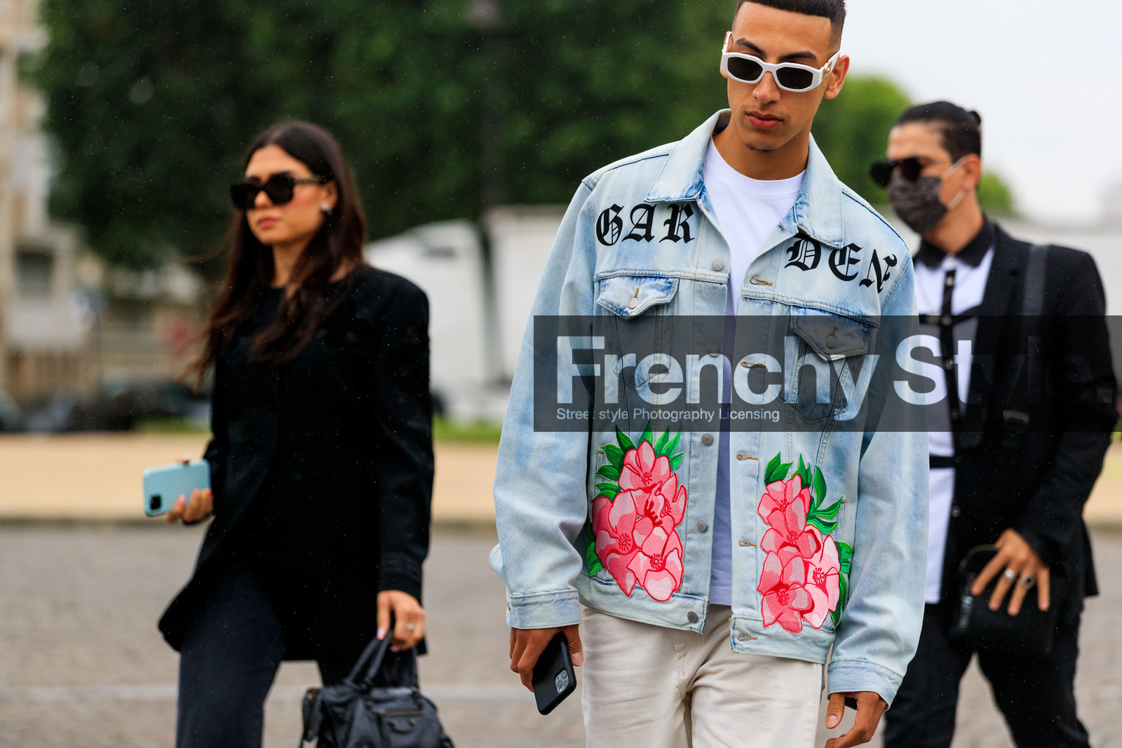 denim, blue jacket, light blue jacket, floral embroidered jacket, pink jacket, denim jacket, white sunglasses, versace sunglasses, letter embroidered jacket, fashion week, frenchystyle, FW, jonathan paciullo, street style, PFW, PARIS, SPRING SUMMER 2022, SS 22, horizontal, atmosphere details, detail