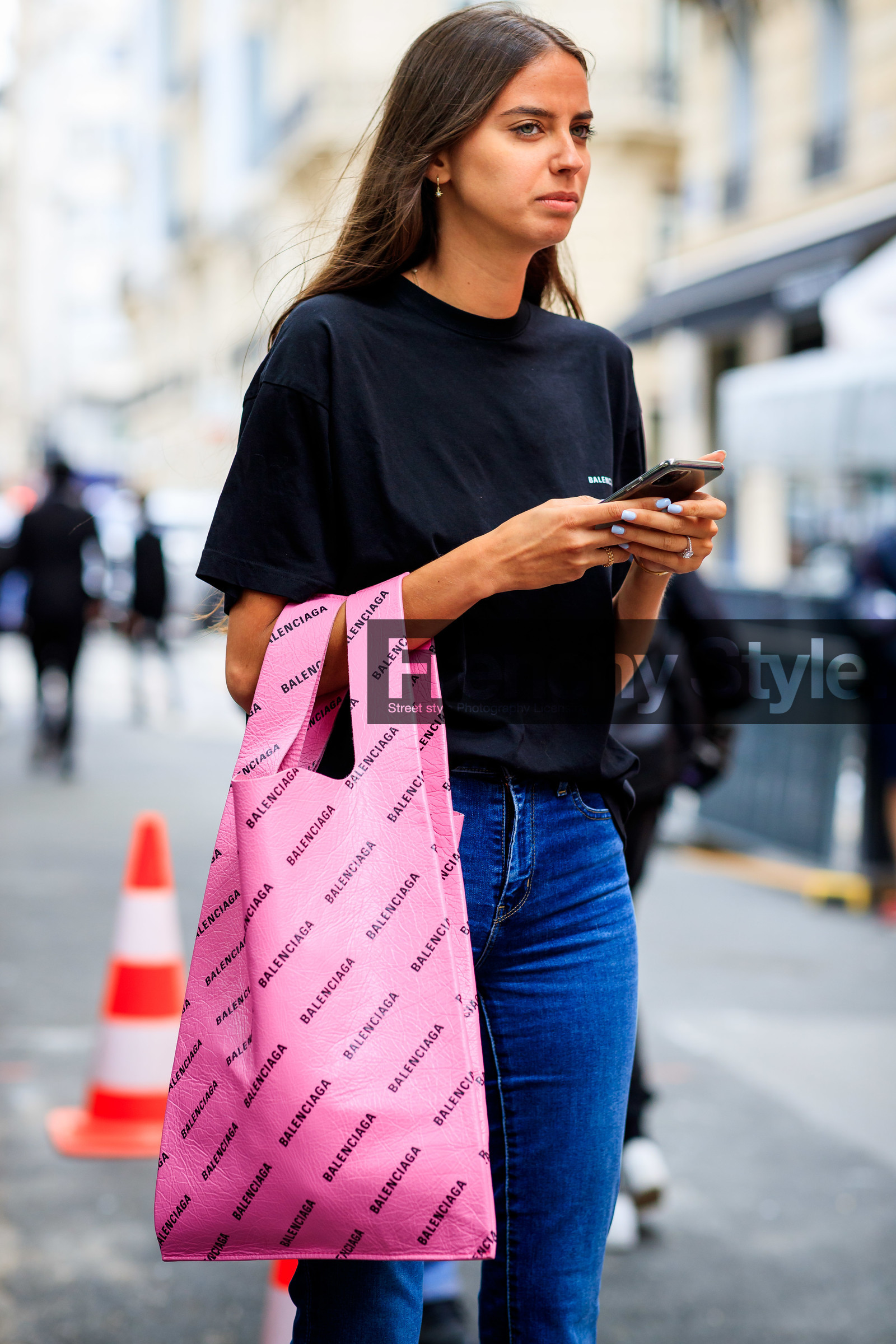 balenciaga bag, balenciaga t-shirt, black t-shirt, loose t-shirt, pink leather bag, shopping bag, logo all over, logo printed bag, bag detail, close up detail, fashion week, frenchystyle, FW, jonathan paciullo, street style, PFW, PARIS, AUTUMN WINTER 2021-2022, FALL WINTER 2021-2022, FW 21-22, vertical, atmosphere details, detail