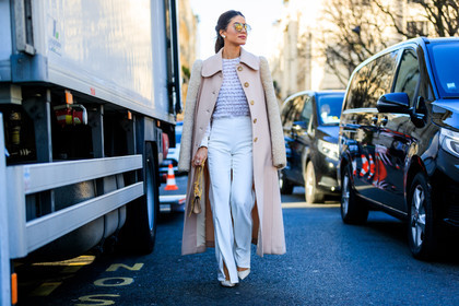 atmosphere details, AUTUMN WINTER 2017-2018, AW 17-18, beige coat, camila coelho, chloe, FALL WINTER 2017-2018, fashion week, frenchystyle, full length, FW, FW 17-18, horizontal, jonathan paciullo, leather bag, nude bag, over the shoulder, PARIS, PFW, shearling, street style, sunglasses, trousers, white pants, white shoes, white top