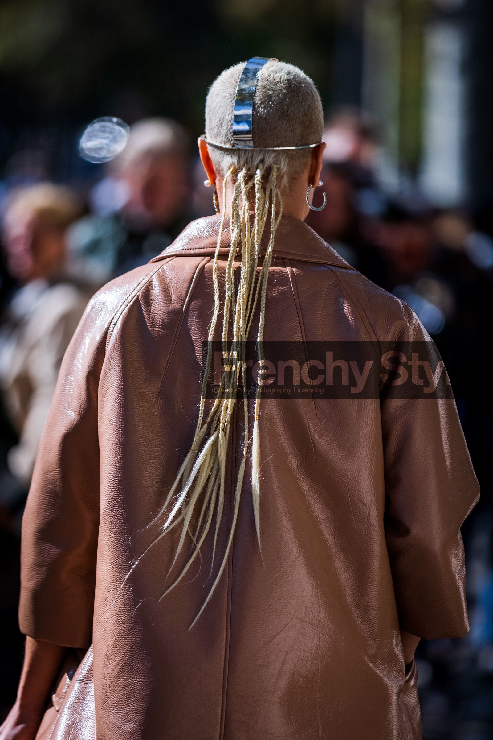 back, back detail, brown coat, dreadlocks, hairstyle, head jewel, tail, street style, jonathan paciullo, FW, frenchystyle, fashion week, PFW, PARIS, SPRING SUMMER 2022, SS 22, vertical, atmosphere details