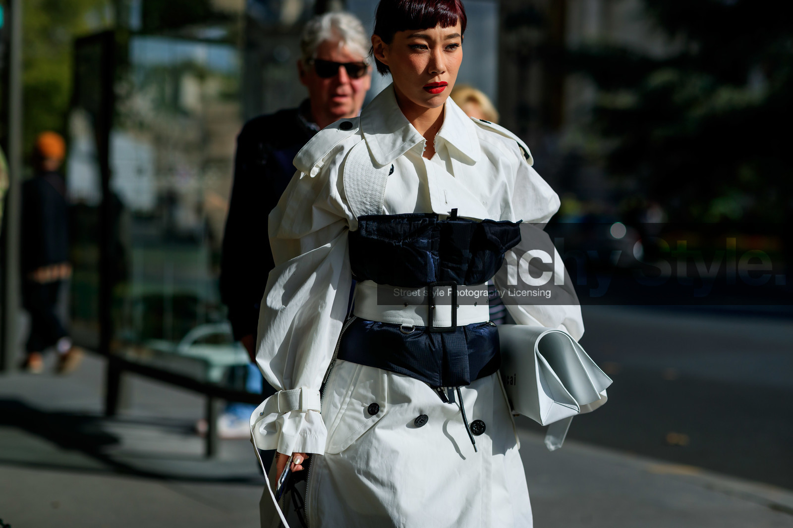 mademoiselle yulia, white trench coat, belted trench coat, corset belt, sacai bag, white leather clutch, balloon sleeves, black belt, big belt, belt bag, PARIS, PFW, SPRING SUMMER 2020, SS 20, fashion week, frenchystyle, FW, jonathan paciullo, street style, horizontal, atmosphere details, detail