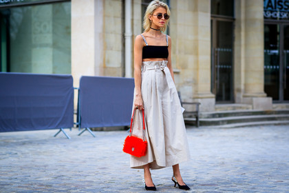 atmosphere details, AUTUMN WINTER 2017-2018, AW 17-18, beige pants, black bra, black shoes, caro daur, choker, christian dior, cropped top, FALL WINTER 2017-2018, fashion week, frenchystyle, full length, fur bag, FW, FW 17-18, high heels, high waist, horizontal, jonathan paciullo, leather bag, leather shoes, necklace, PARIS, PFW, red bag, street style, sunglasses, trousers