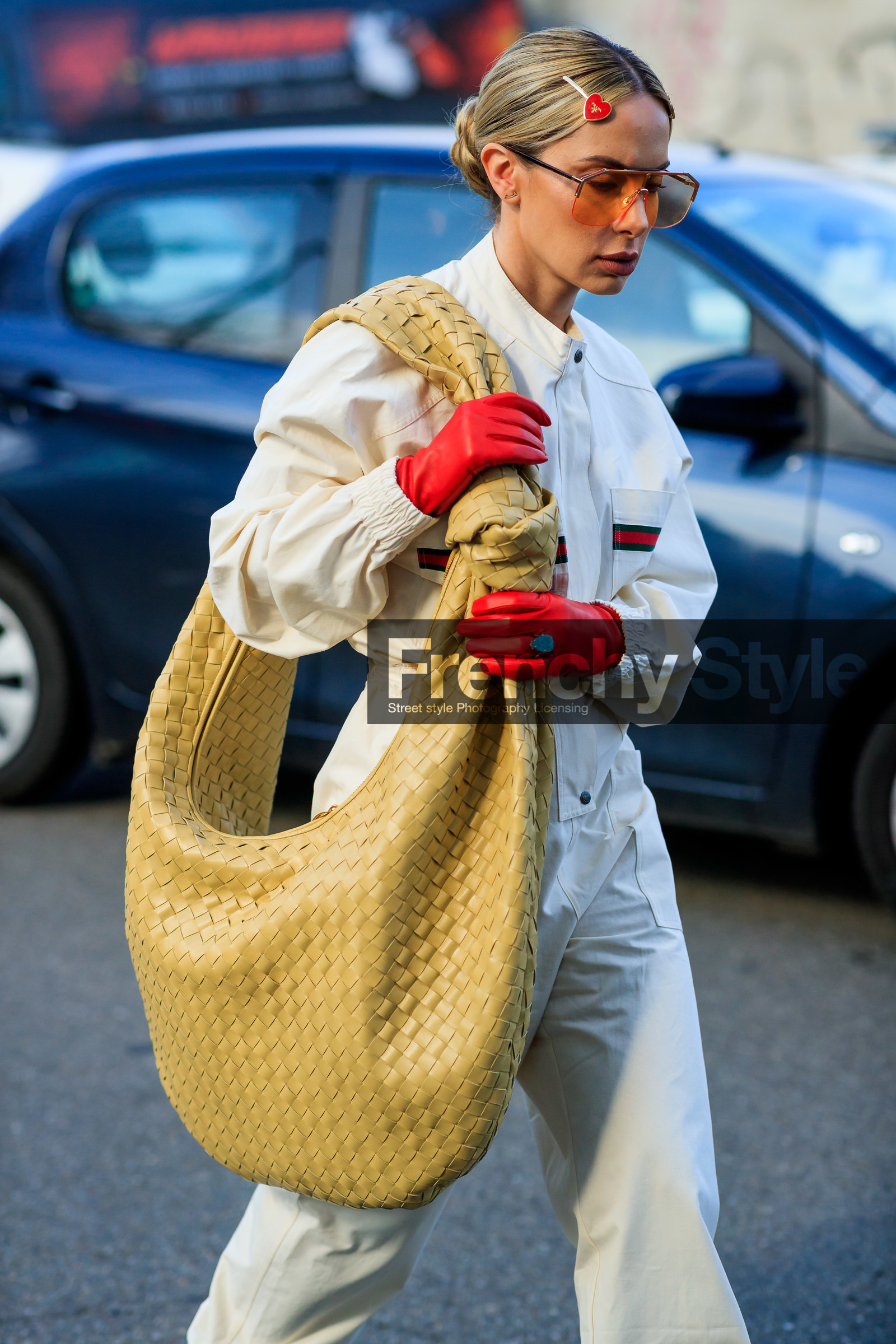 bottega veneta bag, oversize bag, big bag, shoulder bag, plaited bag, plaited leather bag, light yellow leather bag, round shape bag, hair clip, hair details, prada hair clip, heart shape hair clip, red leather gloves, white jumpsuit, gucci jumpsuit, long sleeves jumpsuit, blue ring, stone ring, aviator sunglasses, orange sunglasses, metalic frame sunglasses, gucci sunglasses, fashion week, frenchystyle, FW, jonathan paciullo, street style, MFW, MILAN, AUTUMN WINTER 2020-2021, FALL WINTER 2020-2021, FW 20-21, vertical, atmosphere details, detail