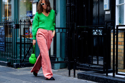 black shoes, corduroy, green bag, green sweater, leather bag, leather shoes, pink pants, sunglasses, trousers, fashion week, frenchystyle, FW, jonathan paciullo, street style, LFW, LONDON, SPRING SUMMER 2019, SS 19, atmosphere details, horizontal, detail
