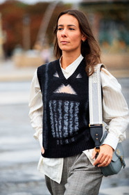 alice barbier, black pullover, striped pullover, sleeveless pullover, white shirt, striped shirt, dior bag, dior pullover, dior shirt, dior strap bag, dior total look, shoulder bag, logo strap bag, fashion week, frenchystyle, FW, jonathan paciullo, street style, PFW, PARIS, SPRING SUMMER 2021, SS 21, vertical, atmosphere details, detail