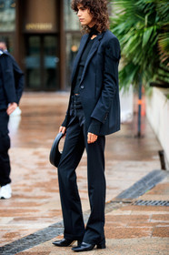 mica arganaraz, coperni bag, coperni look, coperni jacket, black jacket, black pants, black leather bag, black leather boots, black total look, flare pants, round shape bag, fashion week, frenchystyle, FW, jonathan paciullo, street style, PFW, PARIS, SPRING SUMMER 2021, SS 21, vertical, atmosphere details, detail, model