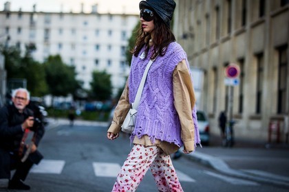 Barbara Malewicz, acne bag, bag, Barbara Malewicz, beige shirt, black bob, black sunglasses, bob, crossbody bag, floral print, flower print, knitwear, leather bob, lila knit, oversize sunglasses, pants, pink pants, print, printed pants, shirt, sleveless knitwear, sunglasses, white bag, street style, jonathan paciullo, FW, frenchystyle, fashion week, PFW, PARIS, SPRING SUMMER 2022, SS 22, horizontal, atmosphere details