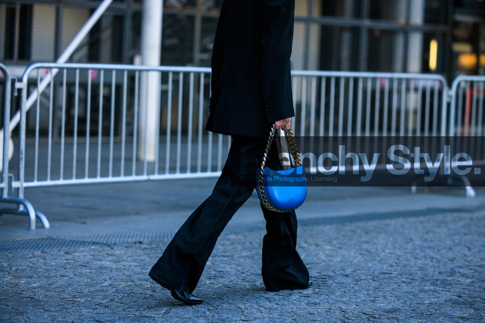 blue handbag, chain handbag, black pants, black shoes, back details, black blazer, street style, jonathan paciullo, FW, frenchystyle, fashion week, AUTUMN WINTER 2022-2023, FALL WINTER 2022_2023, FW 22-23, horizontal, PFW, PARIS, atmosphere details, detail