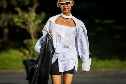 bag, biker short, black short, blue bag, coperni bag, croco bag, cut out shirt, leather bag, shirt, sunglasses, Vanessa Hong, white shirt, white sunglasses, street style, jonathan paciullo, FW, frenchystyle, fashion week, PFW, PARIS, SPRING SUMMER 2022, SS 22, horizontal, atmosphere details