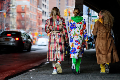 balenciaga, beige coat, black bag, brown coat, brown fur, burberry, checked, denim pants, embroidered coat, embroideries, floral, flowers, Fur coat, graffiti, graphic bag, graphic jacket, green pants, hood, hoodie, jeans, leather bag, leather shoes, plaid, printed bag, printed coat, printed jacket, red socks, sweatpants, tartan, trench coat, trousers, white coat, white denim, white shoes, white sneakers, white sweater, yellow pants, yellow sweater, street style, jonathan paciullo, FW, frenchystyle, fashion week, NYFW, NEW YORK, AUTUMN WINTER 2018-2019, AW 18-19, FALL WINTER 2018-2019, FW 18-19, atmosphere details, horizontal, full length
