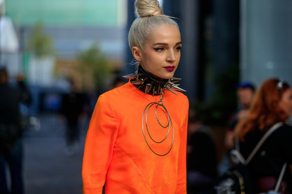 dyed hair, choker necklace, big necklace, black chocker, polish chocker, big chocker, studs chocker, hair details, bun, orange top, satin top, black eyeliner, eye make up, make up details, silver necklace, fashion week, frenchystyle, FW, jonathan paciullo, street style, atmosphere details, horizontal, detail