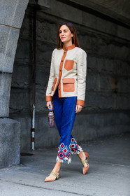 beige jacket, blue denim, brown shoes, checked bag, denim pants, embroidered jeans, embroideries, gingham, graphic bag, graphic jacket, graphic pants, jeans, leather bag, leather shoes, multicolor bag, pearls, printed bag, printed jacket, printed pants, trousers, street style, jonathan paciullo, FW, frenchystyle, fashion week, NYFW, NEW YORK, AUTUMN WINTER 2018-2019, AW 18-19, FALL WINTER 2018-2019, FW 18-19, vertical, full length, gala gonzalez