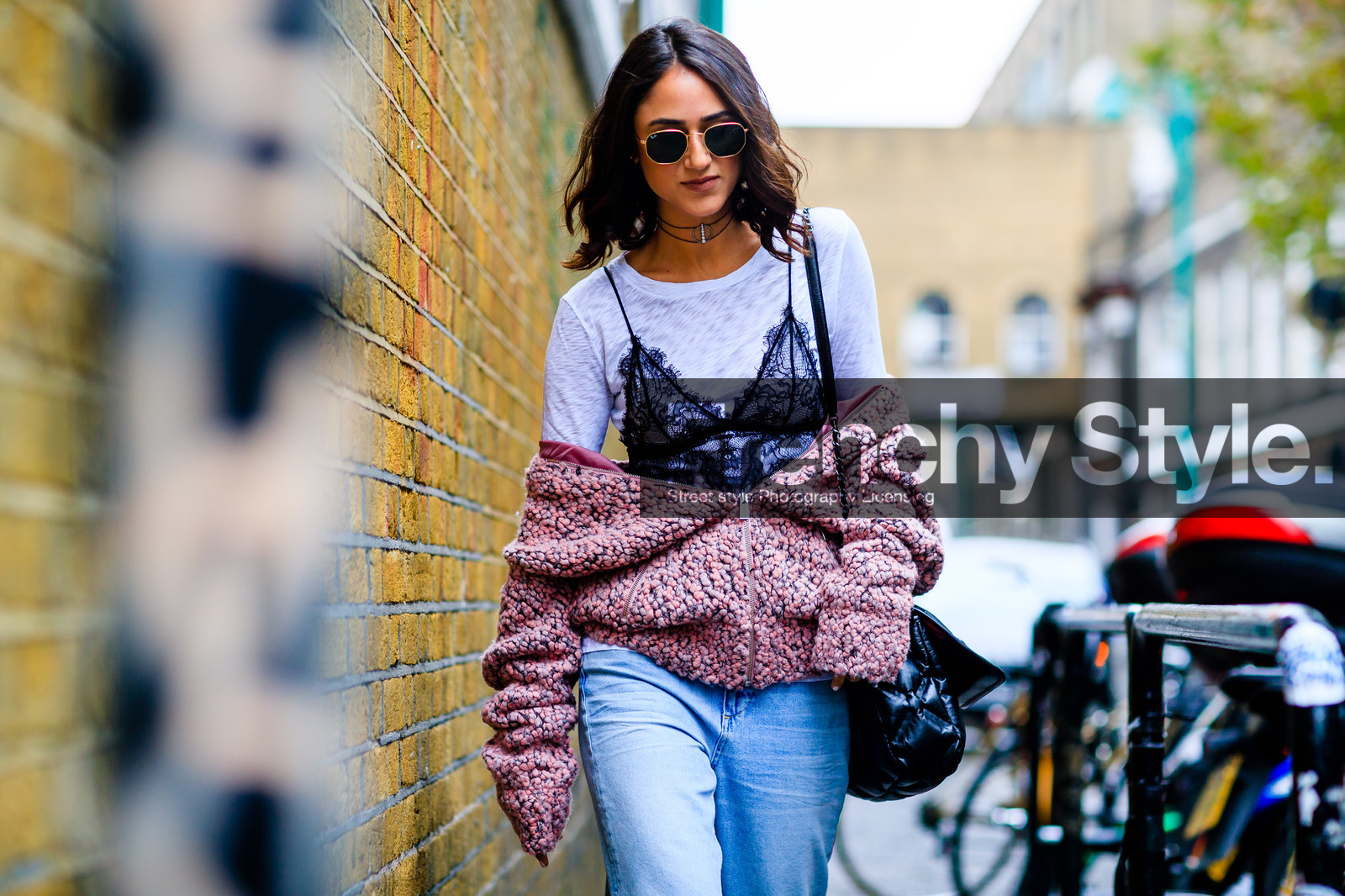 atmosphere details, black bag, black bra, blue denim, chanel, choker, denim pants, detail, fashion week, frenchystyle, FW, horizontal, jeans, jonathan paciullo, lace, leather bag, LFW, lingerie, LONDON, necklace, pink cardigan, pink sweater, ray ban, soraya bakhtiar, SPRING SUMMER 2017, SS 17, street style, sunglasses, trousers, white t shirt, woman
