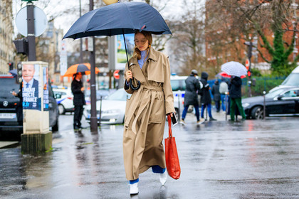 alexandra carl, atmosphere details, AUTUMN WINTER 2017-2018, AW 17-18, beige coat, brown bag, FALL WINTER 2017-2018, fashion week, frenchystyle, full length, FW, FW 17-18, graphic shirt, high heels, horizontal, jonathan paciullo, leather bag, leather shoes, PARIS, PFW, printed shirt, street style, striped shirt, tote bag, trench coat, white boots