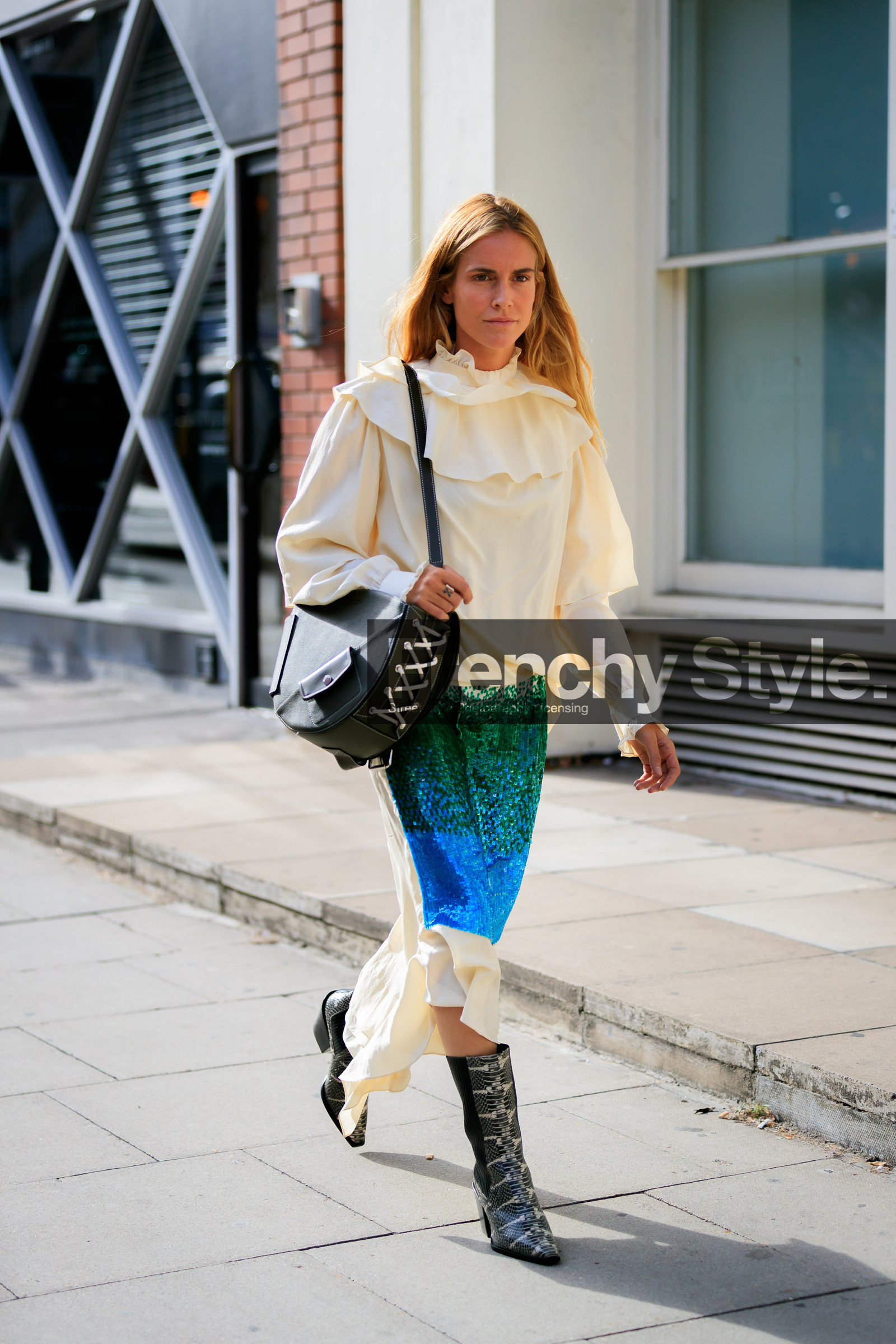 animal print, beige shirt, blanca miro scrimieri, blue skirt, graphic bag, graphic skirt, green bag, high heels, jw anderson, leather bag, leather shoes, printed bag, printed skirt, snake print, white blouse, fashion week, frenchystyle, FW, jonathan paciullo, street style, LFW, LONDON, SPRING SUMMER 2019, SS 19, vertical, full length