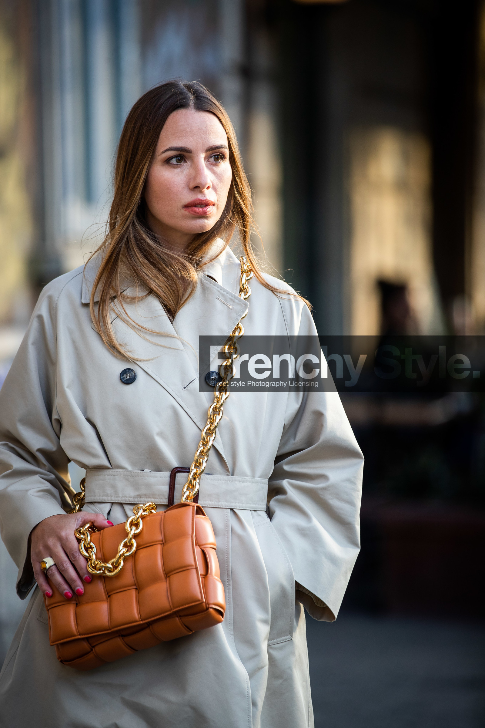 light beige trench coat, orange leather bag, big chain strap bag, golden chain strap bag, crossbody bag, plaited bag, bottega veneta bag, quilted bag, belted trench coat, street style, jonathan paciullo, FW, frenchystyle, fashion week, MFW, MILAN, SPRING SUMMER 2021, SS 21, vertical, detail