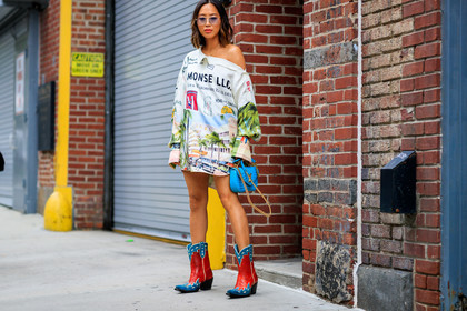 blue bag, cowboy boots, drawings, graphic dress, leather bag, leather shoes, louis vuitton, multicolor dress, off the shoulder, printed dress, red boots, sunglasses, turquoise, fashion week, frenchystyle, FW, jonathan paciullo, street style, NYFW, NEW YORK, SPRING SUMMER 2019, SS 19, atmosphere details, horizontal, full length