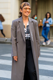 hair scarf, beige scarf, printed scarf, animal printed scarf, aviator glasses, beige jacket, brown jacket, long jacket, chain strap sunglasses, golden strap sunglasses, white t-shirt, printed t-shirt, low necked t-shirt, black pants, flare pants, julie ragolia, fashion week, frenchystyle, FW, jonathan paciullo, street style, PFW, PARIS, SPRING SUMMER 2022, SS 22, vertical, atmosphere details, detail