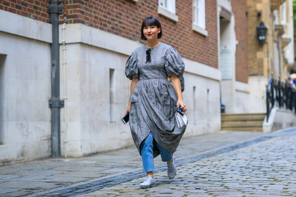 atmosphere details, black and white bag, blue denim, checked dress, clara cornet, denim pants, fashion week, frenchystyle, full length, FW, graphic dress, grey dress, horizontal, jeans, jonathan paciullo, jw anderson, leather shoes, LFW, LONDON, SPRING SUMMER 2018, SS 18, street style, trousers, white sneakers