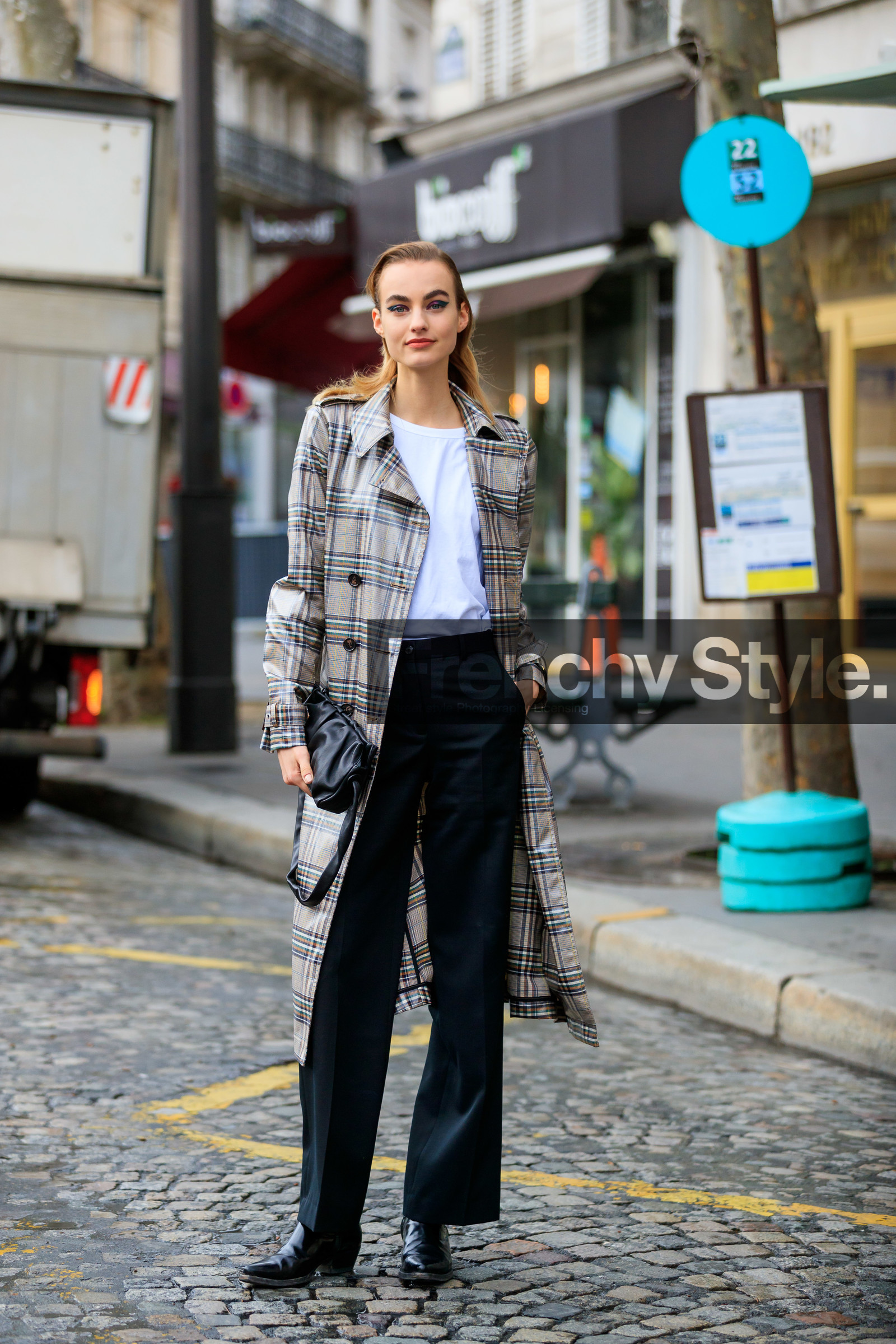 model, Maartje Verhoef, make up, make up details, green eyeliner, black eyeliner, white t-shirt, checked trench coat, vinyl trenchcoat, beige trench coat, black pants, black leather clutch, black leather boots, bottega veneta bag, plaid trenchcoat, fashion week, frenchystyle, FW, jonathan paciullo, street style, PFW, PARIS, vertical, full length