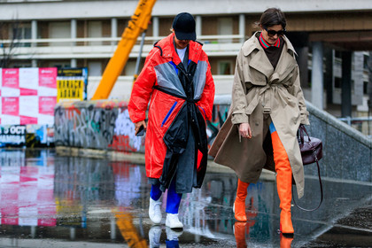 atmosphere details, AUTUMN WINTER 2017-2018, AW 17-18, beige coat, belted coat, black cap, blue pants, FALL WINTER 2017-2018, fashion week, frenchystyle, full length, FW, FW 17-18, high boots, high heels, horizontal, jonathan paciullo, leather bag, leather shoes, orange shoes, PARIS, PFW, purple bag, rain coat, red coat, street style, sunglasses, trench coat, trousers, white sneakers