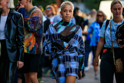 dyed hair, short hair, hair details, multi earrings, golden earrings, turtleneck top, sheer top, tie and dye top, black and green top, black bra, shirt dress, low necked dress, light blue dress, checked dress, long sleeves top, mini dress, fashion week, frenchystyle, FW, jonathan paciullo, street style, atmosphere details, horizontal, detail