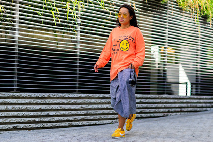 atmosphere details, camera, christina paik, fashion week, frenchystyle, full length, FW, graphic skirt, grey skirt, horizontal, jonathan paciullo, leather shoes, MENSWEAR, nike, orange sweater, PARIS, PFW, plaid, printed skirt, printed sweater, smiley, SPRING SUMMER 2018, SS 18, street style, sunglasses, tattoos, yellow sneakers