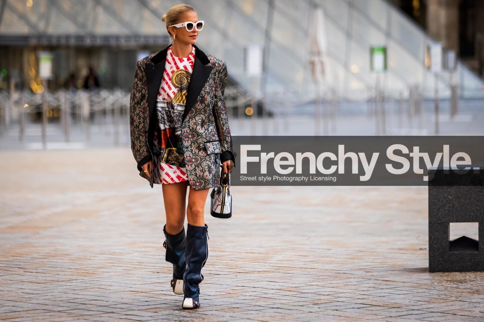 bag, bicolor shoes, black boots, blazer, boots, Caroline Daur, grey blazer, high boots, leather boots, louis vuitton bag, louis vuitton boots, louis vuitton look, oversize blazer, printed bag, printed blazer, white bag, fashion week, frenchystyle, FW, jonathan paciullo, street style, PFW, PARIS, SPRING SUMMER 2022, SS 22, horizontal, atmosphere details, full length