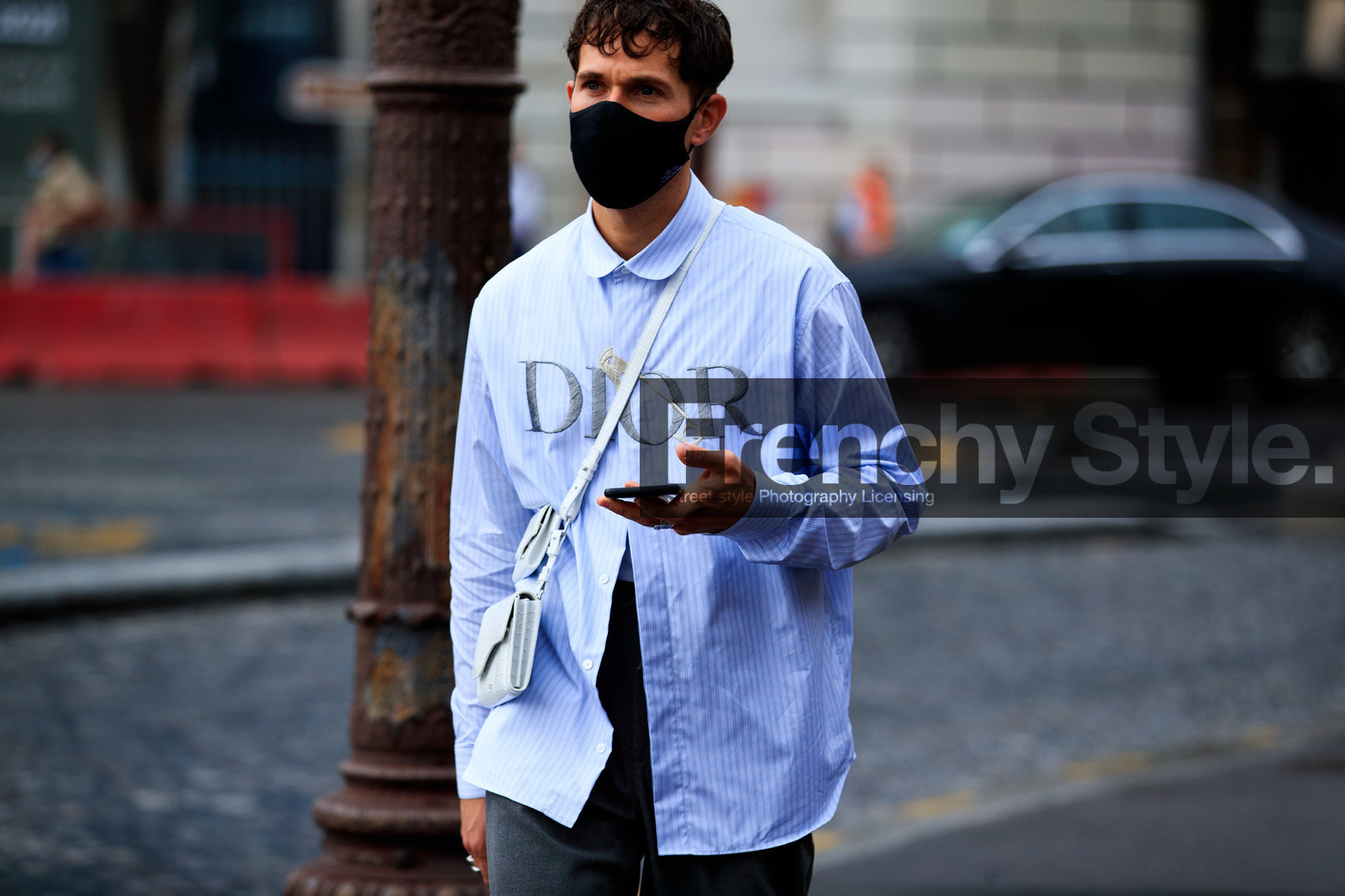 JS roques, logo printed shirt, light blue shirt, striped shirt, dior bag, dior pants, dior shirt, dior total look, grey pants, white leather bag, crossbody bag, animal skin bag, covid face mask, fashion week, frenchystyle, FW, jonathan paciullo, street style, PFW, PARIS, SPRING SUMMER 2021, SS 21, horizontal, atmosphere details, detail