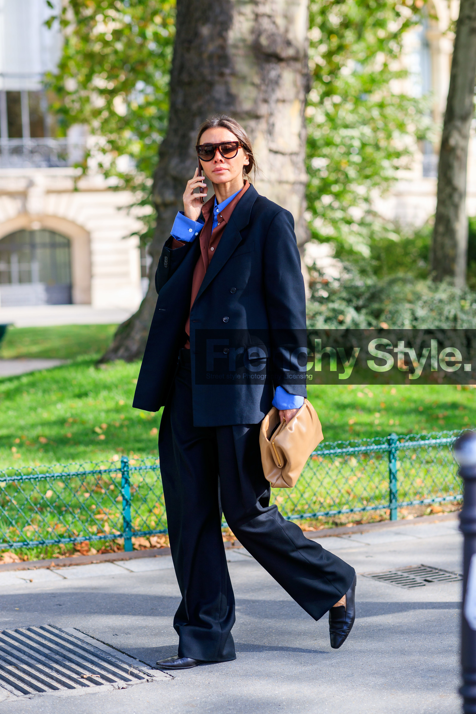 julie pelipas, black jacket, black pants, black suits, loose jacket, loose pants, light blue shirt, camel shirt, layered shirt, celine sunglasses, bottega veneta bag, beige leather clutch, black leather loafers, sharp end shoes, PARIS, PFW, SPRING SUMMER 2020, SS 20, fashion week, frenchystyle, FW, jonathan paciullo, street style, vertical, full length