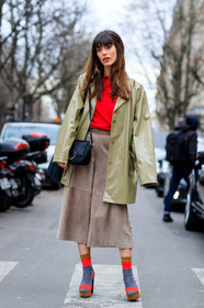 AUTUMN WINTER 2017-2018, AW 17-18, beige jacket, beige pants, black bag, FALL WINTER 2017-2018, fashion week, frenchystyle, full length, FW, FW 17-18, graphic shoes, high heels, jonathan paciullo, leather bag, leather jacket, leather pants, leather shoes, louise follain, model, PARIS, PFW, printed shoes, red shirt, street style, trousers, vertical