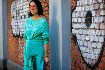 atmosphere details, detail, eva chen, fashion week, frenchystyle, FW, green pants, green sweater, horizontal, jonathan paciullo, MFW, MILAN, SPRING SUMMER 2018, SS 18, street style, sunglasses, tone on tone, total look green