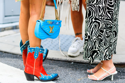aimee song, black and white, blue bag, cowboy boots, graphic bag, graphic skirt, high heels, leather bag, leather shoes, louis vuitton, printed bag, printed skirt, red boots, the row, turquoise, white shoes, fashion week, frenchystyle, FW, jonathan paciullo, street style, NYFW, NEW YORK, SPRING SUMMER 2019, SS 19, atmosphere details, horizontal, detail