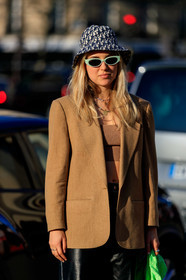 black pants, blazer, brown top, bucket hat, camel jacket, christian dior, crop top, green bag, leather bag, leather pants, monogram, sunglasses, trousers, PARIS, PFW, street style, jonathan paciullo, FW, frenchystyle, fashion week, AUTUMN WINTER 2019-2020, AW 19-20, FALL WINTER 2019-2020, FW 19-20, vertical, atmosphere details, detail