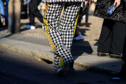 black and white, graphic pants, houndstooth pattern, leather shoes, off white, printed pants, trousers, yellow, MILAN, MFW, fashion week, frenchystyle, FW, jonathan paciullo, street style, AUTUMN WINTER 2019-2020, AW 19-20, FALL WINTER 2019-2020, FW 19-20, atmosphere details, detail, horizontal