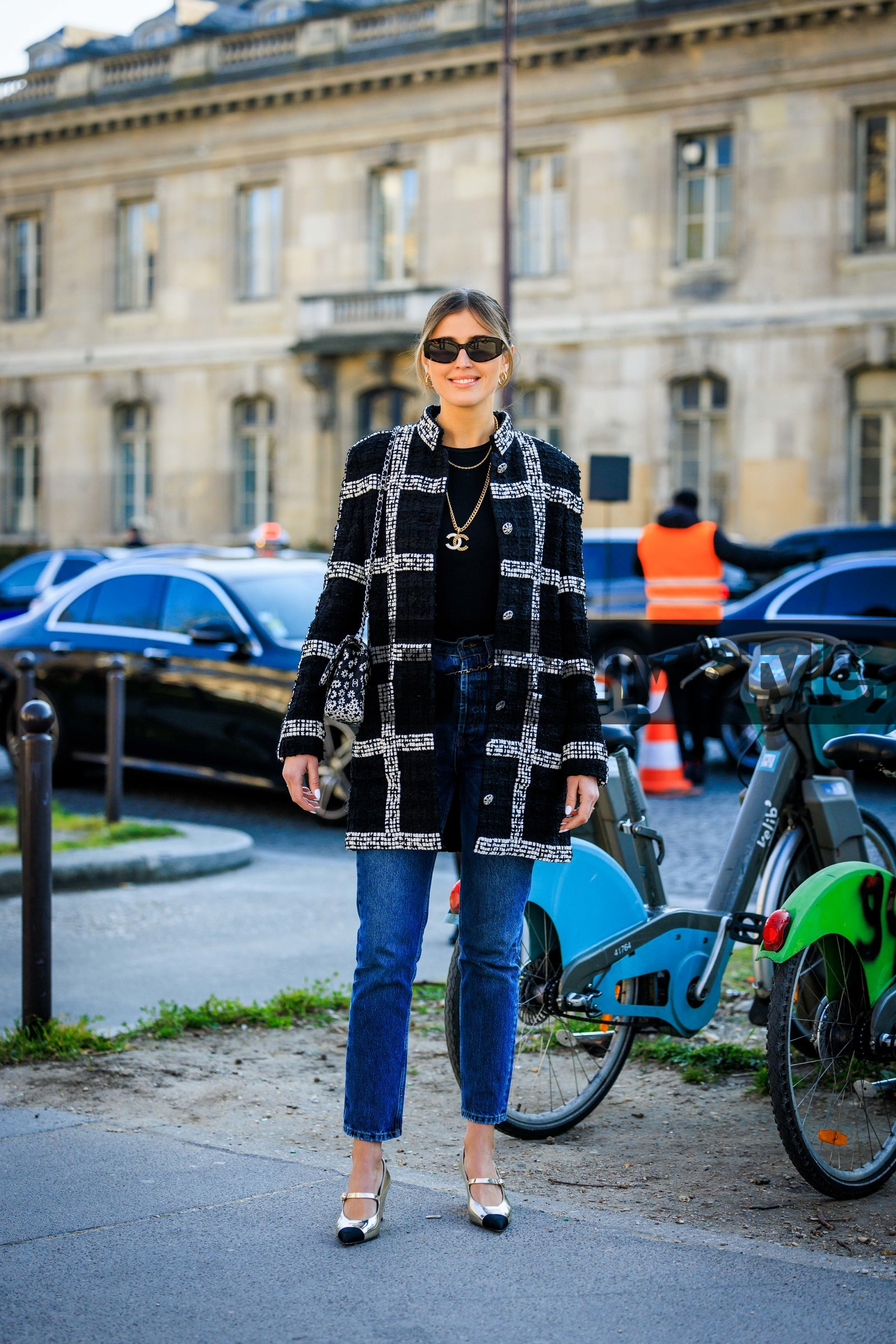 black sunglasses, tweed jacket, black jacket, chanel, chanel necklace, chanel handbag, skinny jeans, chanel slingback, golden slingback, black top, black handbag, street style, jonathan paciullo, FW, frenchystyle, fashion week, AUTUMN WINTER 2022-2023, FALL WINTER 2022_2023, FW 22-23, PFW, PARIS, full length, vertical