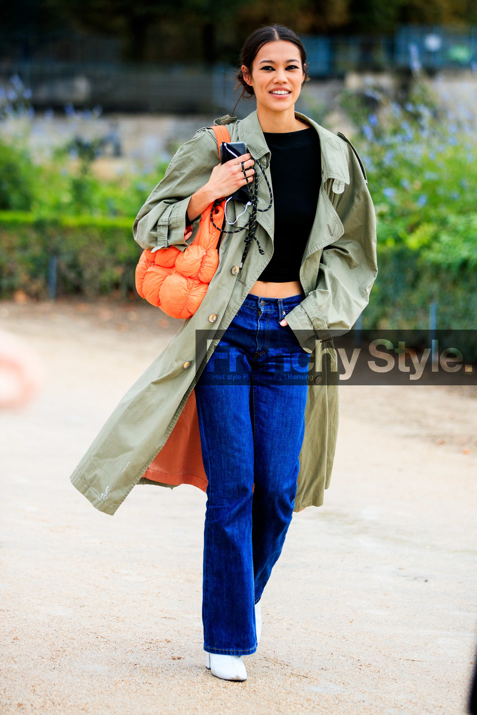 kaki trench coat, blue jeans, flare jeans, denim, orange bag, shoulder bag, quilted bag, cropped pullover, fashion week, frenchystyle, FW, jonathan paciullo, street style, PFW, PARIS, SPRING SUMMER 2021, SS 21, vertical, full length, model