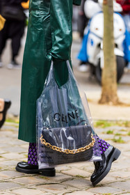 bag, black bag, black loafers, black mocassins, celine bag, chain bag, leather bag, leather loafers, leather trenchcoat, loafers, mocassins, pants, printed pants, purple pants, transparent bag, trenchcoat, street style, jonathan paciullo, FW, frenchystyle, fashion week, PFW, PARIS, SPRING SUMMER 2022, SS 22, vertical, atmosphere details