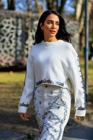denim pants, embroidered jeans, glitter, graphic pants, jeans, jessica kahawaty, printed pants, sequined pants, trousers, white denim, white pants, white sweater, MILAN, MFW, fashion week, frenchystyle, FW, jonathan paciullo, street style, AUTUMN WINTER 2019-2020, AW 19-20, FALL WINTER 2019-2020, FW 19-20, vertical, atmosphere details, detail
