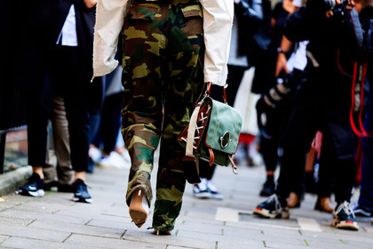 camo pants, camouflage, graphic bag, graphic pants, green bag, green pants, high heels, jw anderson, leather bag, leather shoes, printed bag, printed pants, Tiffany Hsu, trousers, fashion week, frenchystyle, FW, jonathan paciullo, street style, LFW, LONDON, SPRING SUMMER 2019, SS 19, atmosphere details, horizontal, detail