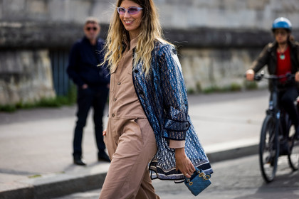 bag, bracelet, colot, gold bag, gold earrings, gold necklace, necklace, pink shirt, Selma Kaci, shirt, fashion week, frenchystyle, FW, jonathan paciullo, street style, PFW, PARIS, SPRING SUMMER 2022, SS 22, horizontal, atmosphere details