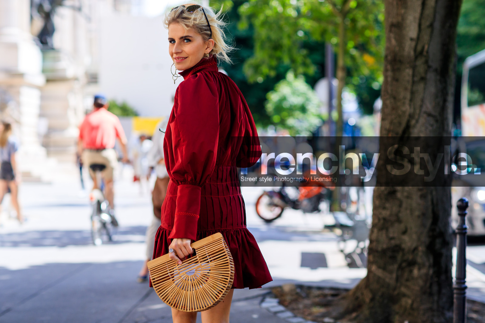 atmosphere details, caro daur, detail, earrings, fashion week, frenchystyle, FW, graphic bag, horizontal, jonathan paciullo, MENSWEAR, PARIS, PFW, red dress, ruffles, SPRING SUMMER 2018, SS 18, straw bag, street style, sunglasses