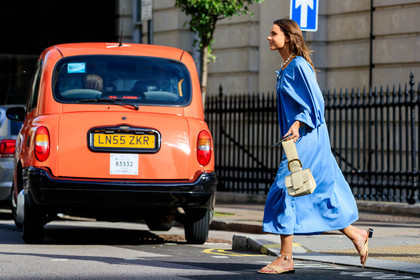 blue dress, long dress, long sleeves dress, loose dress, pearl necklace, white leather bag, hand bag, golden buckle bag, flat sandals, flip flop shoes, beige leather flip flop, fashion week, frenchystyle, FW, jonathan paciullo, street style, atmosphere details, horizontal, full length