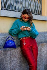 blue bag, blue sweater, golden belt, leather bag, metallic belt, red pants, sunglasses, trousers, MILAN, MFW, fashion week, frenchystyle, FW, jonathan paciullo, street style, AUTUMN WINTER 2019-2020, AW 19-20, FALL WINTER 2019-2020, FW 19-20, vertical, atmosphere details, detail