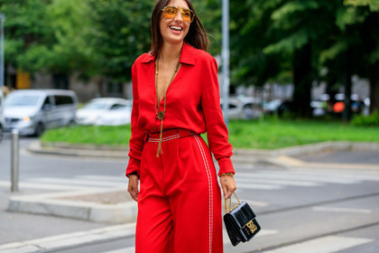 patricia manfield, fendi bag, fendi look, fendi shirt, fendi pants, fendi necklace, red total look, red shirt, red pants, long sleeves shirt, low necked shirt, jogging pants, loose pants, aviator sunglasses, orange sunglasses, black leather bag, animal skin bag, chain strap bag, long necklace, golden necklace, silk shirt, fendi sunglasses, street style, jonathan paciullo, FW, frenchystyle, fashion week, MFW, MILAN, SPRING SUMMER 2020, SS 20