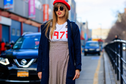 beige pants, beret, blue jacket, high waist, printed t shirt, red hat, sunglasses, white t shirt, street style, jonathan paciullo, FW, frenchystyle, fashion week, NYFW, NEW YORK, AUTUMN WINTER 2018-2019, AW 18-19, FALL WINTER 2018-2019, FW 18-19, atmosphere details, horizontal, detail