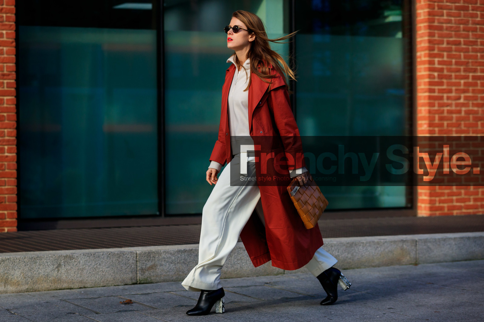 monica ainley, red trench coat, camel leather clutch, plaited clutch, round shape sunglasses, scale sunglasses, white pullover, white pants, black leather boots, high heels boots, flare pants, fashion week, frenchystyle, FW, jonathan paciullo, street style, LFW, LONDON, AUTUMN WINTER 2020-2021, FALL WINTER 2020-2021, FW 20-21, horizontal, atmosphere details, full length