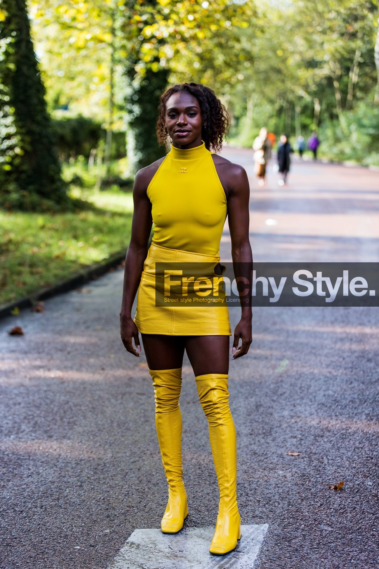 boots, color, courreges boots, courreges look, Dina Asher Smith, high boots, leather bag, leather boots, leather skirt, mini skirt, monochrome, skirt, top, turtleneck, yellow monochrome, yellow skirt, yellow top, yellow turtleneck, street style, jonathan paciullo, FW, frenchystyle, fashion week, PFW, PARIS, SPRING SUMMER 2022, SS 22, vertical, full length