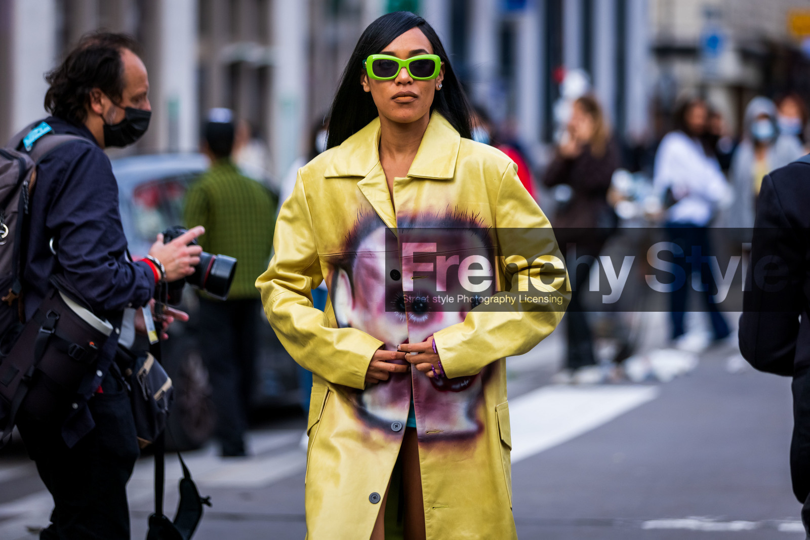 Aleali May, coat, fluo green sunglasses, green sunglasses, leather coat, print, printed coat, sunglasses, yellow coat, street style, jonathan paciullo, FW, frenchystyle, fashion week, PFW, PARIS, SPRING SUMMER 2022, SS 22, horizontal, atmosphere details